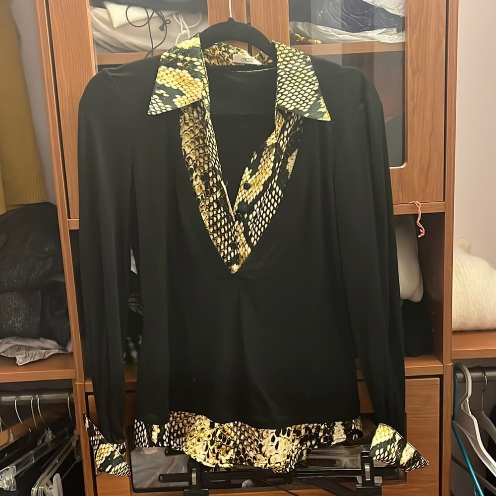 Cache Cheetah and black blouse, stylish top